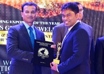 DHS Gem and Jewellery’s Managing Director, Deshamanya, Prof., Dr. Duminda de Silva receiving the award