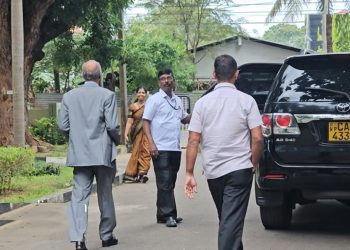 සුමන්තිරන් ප්‍රභූ ආරක්ෂකයින් සමග...