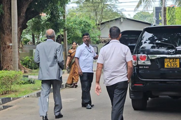 සුමන්තිරන් ප්‍රභූ ආරක්ෂකයින් සමග...