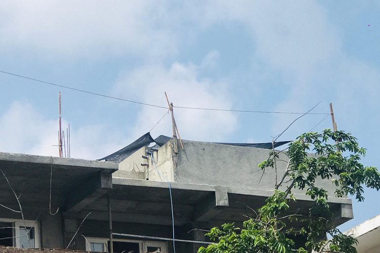 හෝටලයේ සිවුවන මහලේ ඉදිවෙමින් ඇති විවාත පිහිනුම් තටාගය..