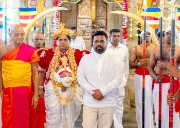 ජනපති සිරි දළදා වන්දනාවට එක් වූ අයුරු...