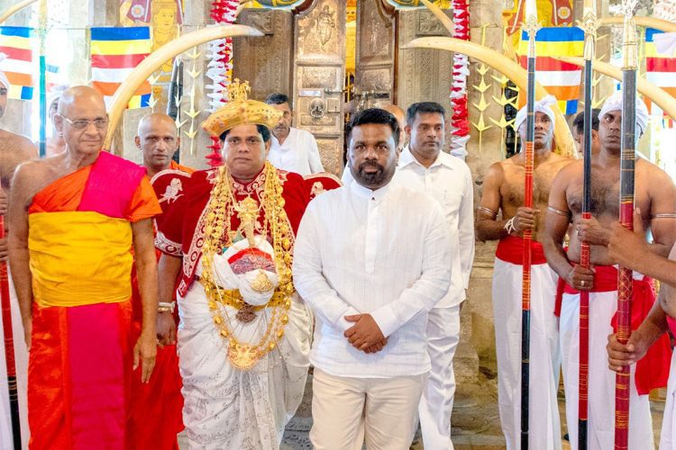 ජනපති සිරි දළදා වන්දනාවට එක් වූ අයුරු...