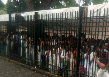 තෙරපෙමින් සිටින පිරිස