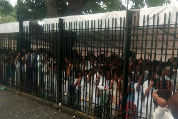 තෙරපෙමින් සිටින පිරිස