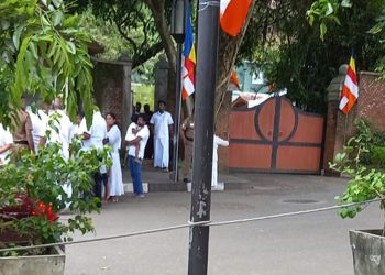 දියවඩන නිලමේවරයාගේ නිල නිවස අසල...
