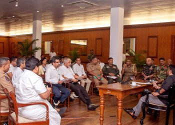 ඊයේ ජනාධිපතිවරයා නිලධාරීන් පිරිවරාගෙන පැවති විශේෂ සාකච්ඡාව...