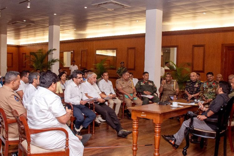 ඊයේ ජනාධිපතිවරයා නිලධාරීන් පිරිවරාගෙන පැවති විශේෂ සාකච්ඡාව...