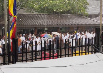 හිසට වහලක් නැති දිගු පෝලිම්වල අනෝරා වැසි මැද ....