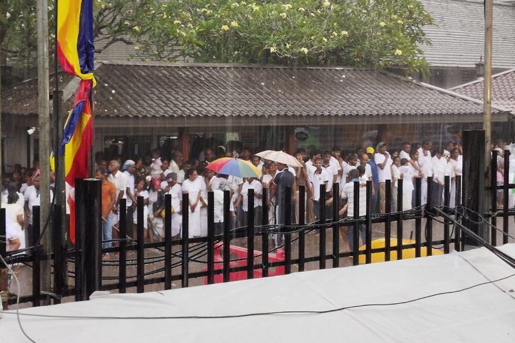 හිසට වහලක් නැති දිගු පෝලිම්වල අනෝරා වැසි මැද ....
