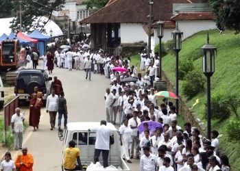 පෝලිමේ සිටි මිනිස්සුන්ට දළදා දැක්ම අහිමි කළ විලිලජ්ජා නැති