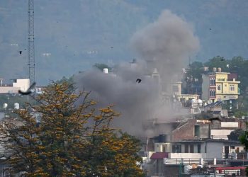 කාශ්මීරයේ ඉන්දීය පරිපාලනය සහිත පූන්ච් දිස්ත්‍රික්කයේ ප්‍රධාන නගරයට කාලතුවක්කු උණ්ඩයක් පතිත වීමෙන් පසු දුමාරයක් නැඟේ