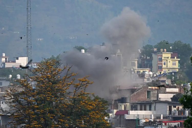 කාශ්මීරයේ ඉන්දීය පරිපාලනය සහිත පූන්ච් දිස්ත්‍රික්කයේ ප්‍රධාන නගරයට කාලතුවක්කු උණ්ඩයක් පතිත වීමෙන් පසු දුමාරයක් නැඟේ