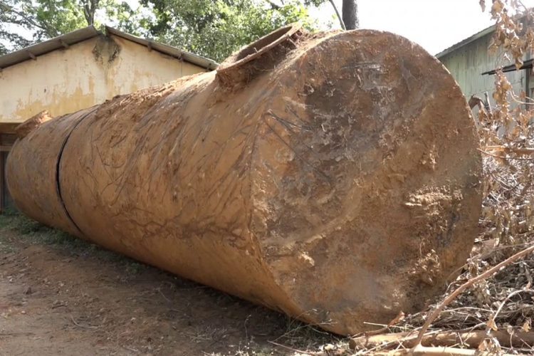 හොරු යකඩවලට කපපු භූගත ටැංකිය...