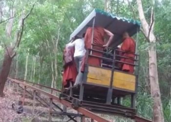 භාවනානුයෝගී හිමිවරු කන්ද මුදුනේ කුටිවලට ගෙන යන ඩක්කුව.... අනතුරට ලක් වන්නේ මෙම ඩක්කුවයි...
