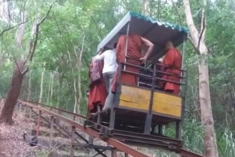 භාවනානුයෝගී හිමිවරු කන්ද මුදුනේ කුටිවලට ගෙන යන ඩක්කුව.... අනතුරට ලක් වන්නේ මෙම ඩක්කුවයි...