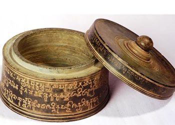 දෙව්නිමෝරි ධාතූන්වහන්සේ වැඩ සිටි සෙල් ලිපිය සහිත මංජුසාව...