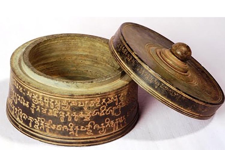 දෙව්නිමෝරි ධාතූන්වහන්සේ වැඩ සිටි සෙල් ලිපිය සහිත මංජුසාව...