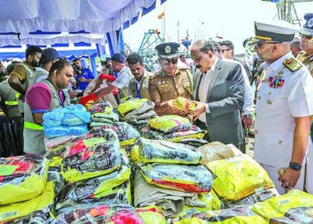"ශ්‍රී ලංකා නාවික හමුදාව විසින් දික්ඕවිට වරායට රැගෙන ආ මත්ද්‍රව්‍ය සහ ගිනිඅවි අසුරා ඇති අයුරු සහ එම ස්ථානය පරීක්ෂා කරන නිලධාරීන් නිරූපණය වන ඡායාරූපයකි."