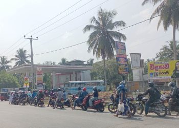 දින කීපයකට පෙර හැදුන තේරුමක් නැති තෙල් පෝලිම්...