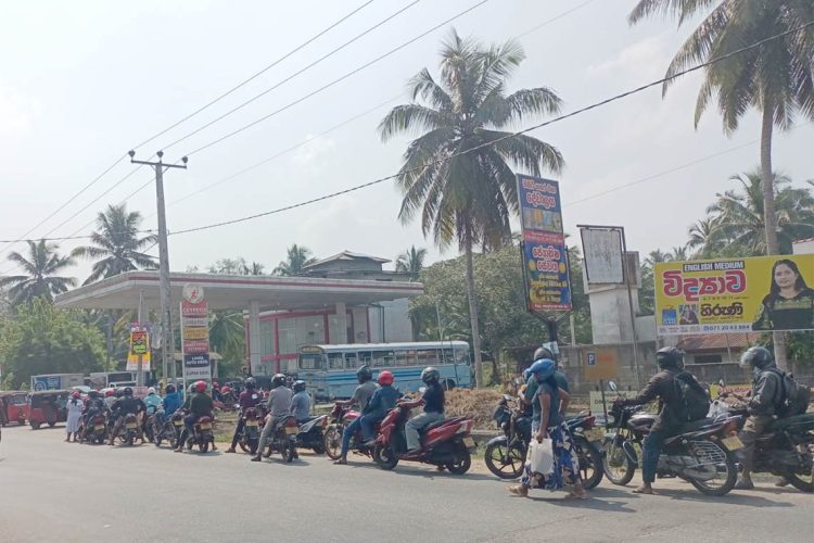 දින කීපයකට පෙර හැදුන තේරුමක් නැති තෙල් පෝලිම්...
