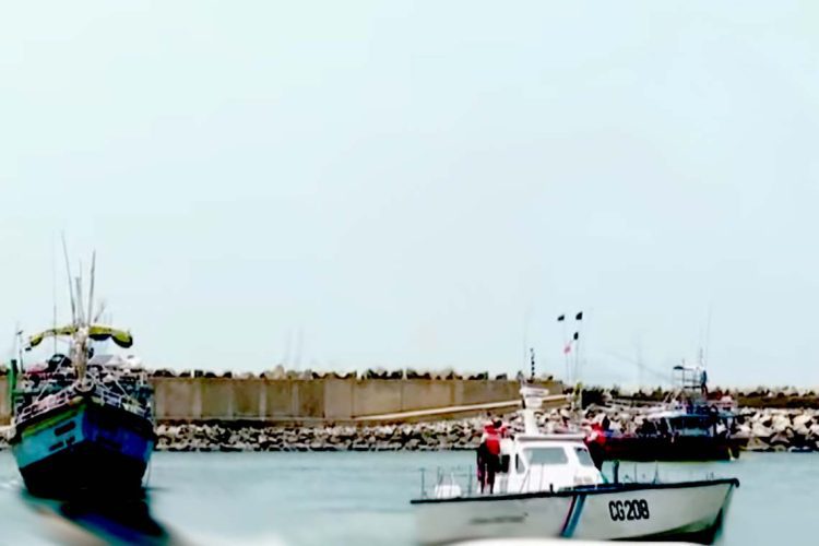 navy-seizes-drugs-weapons-fishing-boats-southern-sea