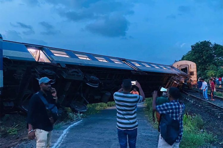train-derailment-wanawasala-hunupitiya-injured