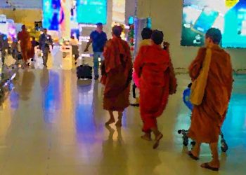 buddhist-monks-at-bangkok